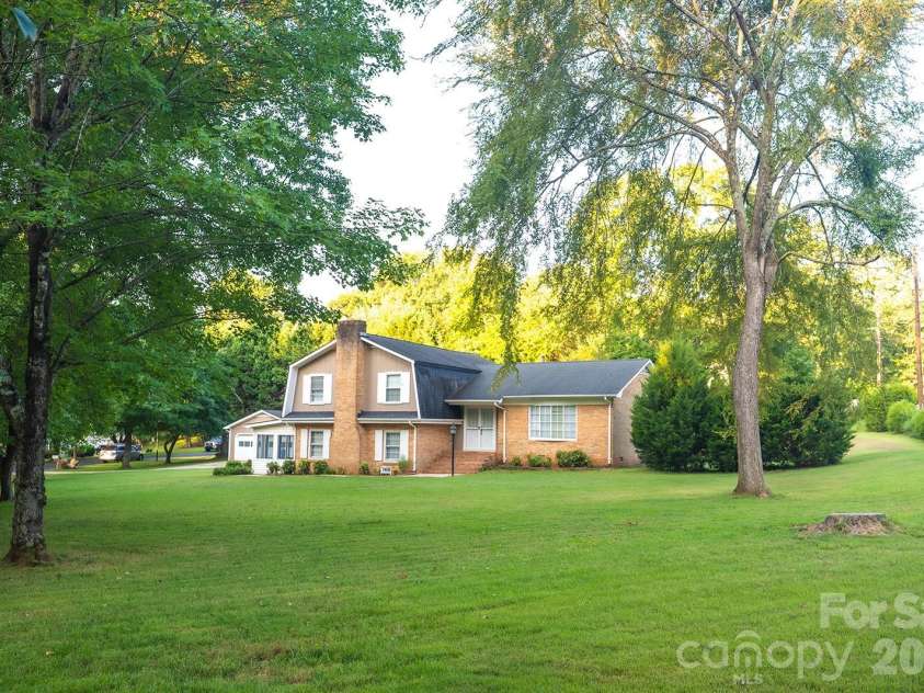 3401 Tracelake Drive, Matthews, NC 28105.  MLS# CAR4417359, YatesRealty ID 49352. Canopy to shade the front yard!