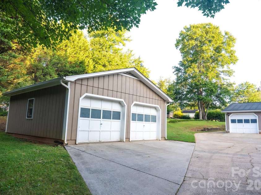 3401 Tracelake Drive, Matthews, NC 28105.  MLS# CAR4417359, YatesRealty ID 49352. Detached garage is close on the driveway