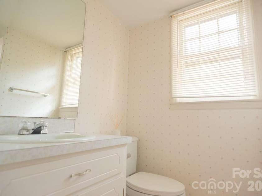 3401 Tracelake Drive, Matthews, NC 28105.  MLS# CAR4417359, YatesRealty ID 49352. Downstairs Half Bath