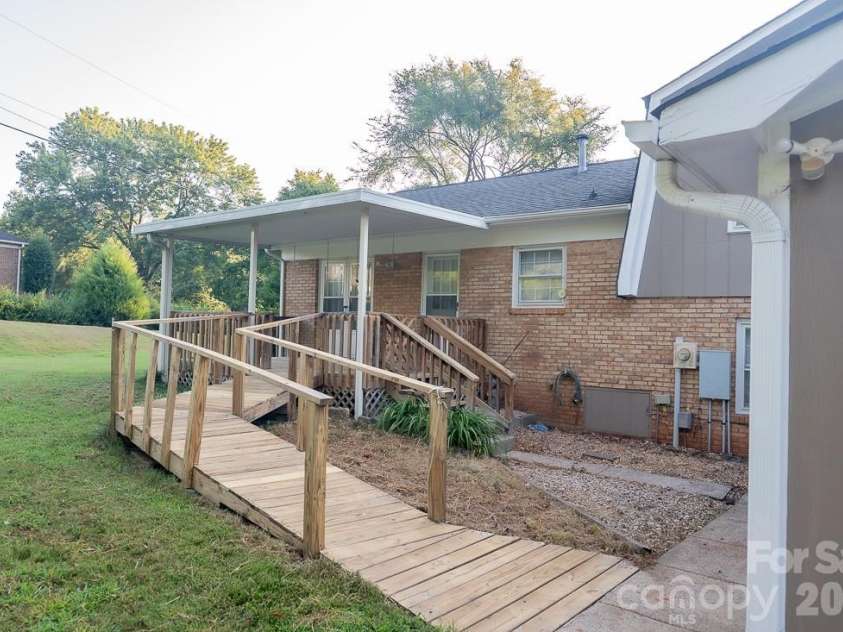3401 Tracelake Drive, Matthews, NC 28105.  MLS# CAR4417359, YatesRealty ID 49352. Easy walk up deck.