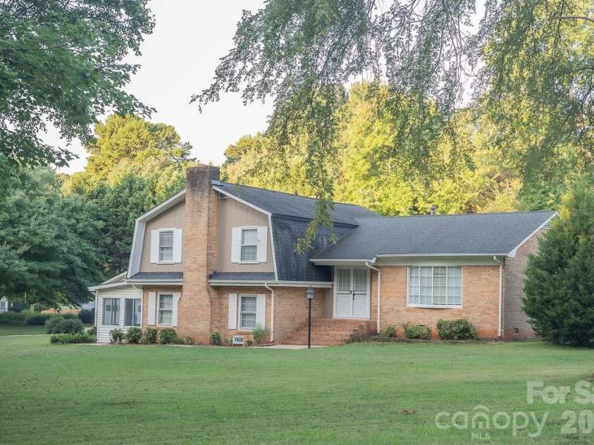3401 Tracelake Drive, Matthews, NC 28105.  MLS# CAR4417359, YatesRealty ID 49352. Flat front yard!
