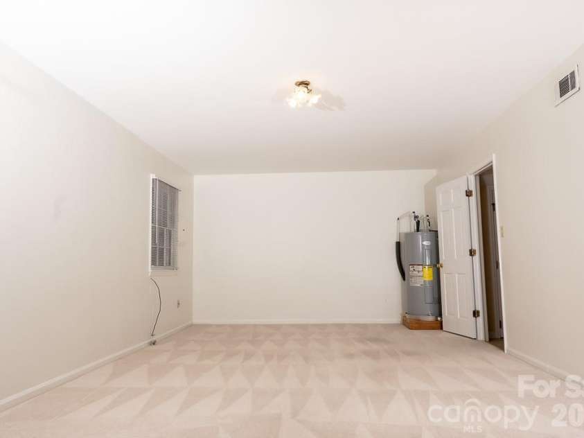 3401 Tracelake Drive, Matthews, NC 28105.  MLS# CAR4417359, YatesRealty ID 49352. Flex space or BONUS ROOM!