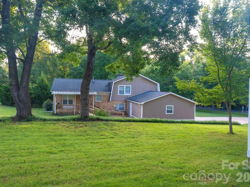 3401 Tracelake Drive, Matthews, NC 28105.  MLS# CAR4417359, YatesRealty ID 49352. Great size backyard!