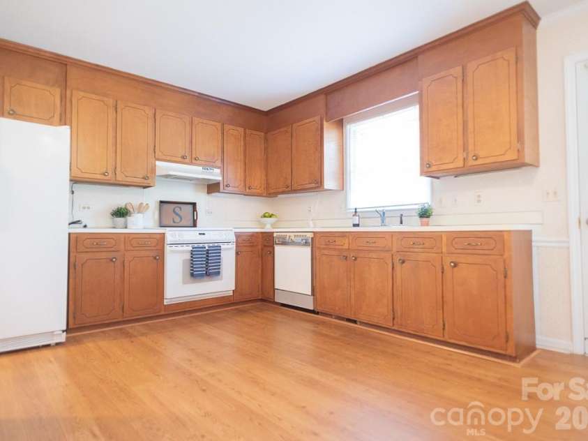 3401 Tracelake Drive, Matthews, NC 28105.  MLS# CAR4417359, YatesRealty ID 49352. Kitchen 2