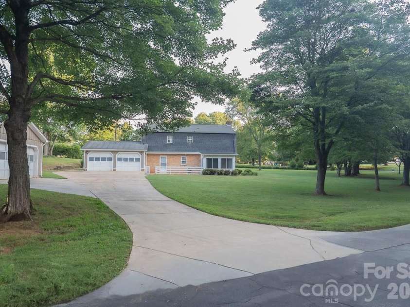 3401 Tracelake Drive, Matthews, NC 28105.  MLS# CAR4417359, YatesRealty ID 49352. Long driveway