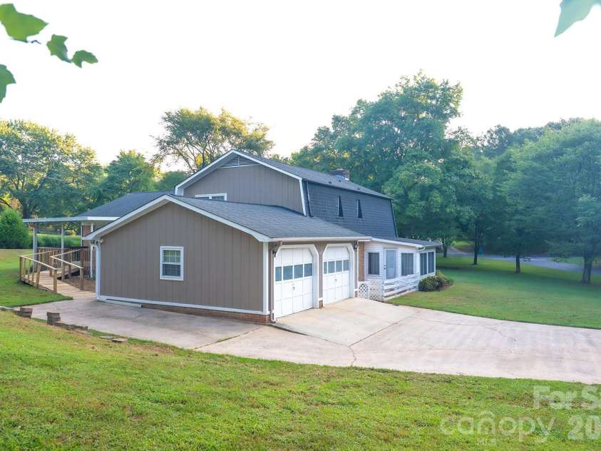 3401 Tracelake Drive, Matthews, NC 28105.  MLS# CAR4417359, YatesRealty ID 49352. Lots of parking