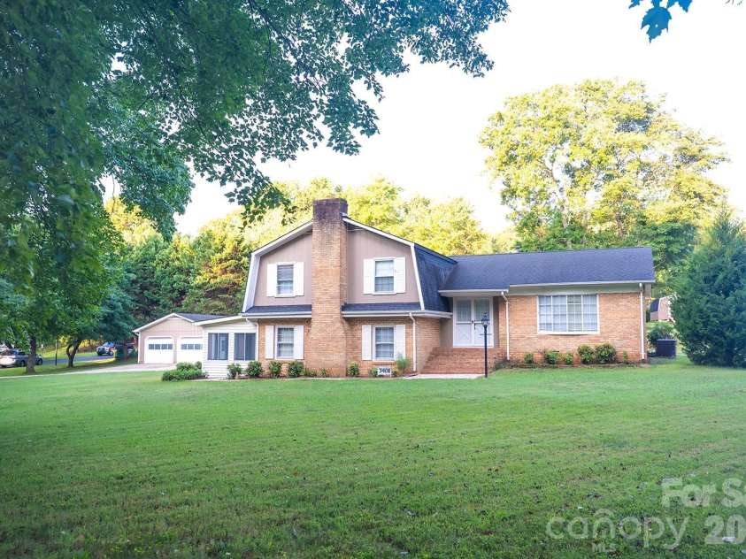 3401 Tracelake Drive, Matthews, NC 28105.  MLS# CAR4417359, YatesRealty ID 49352. Lovely, quiet and cozy