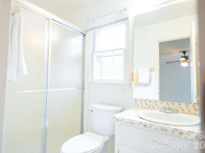 3401 Tracelake Drive, Matthews, NC 28105.  MLS# CAR4417359, YatesRealty ID 49352. Primary Bath