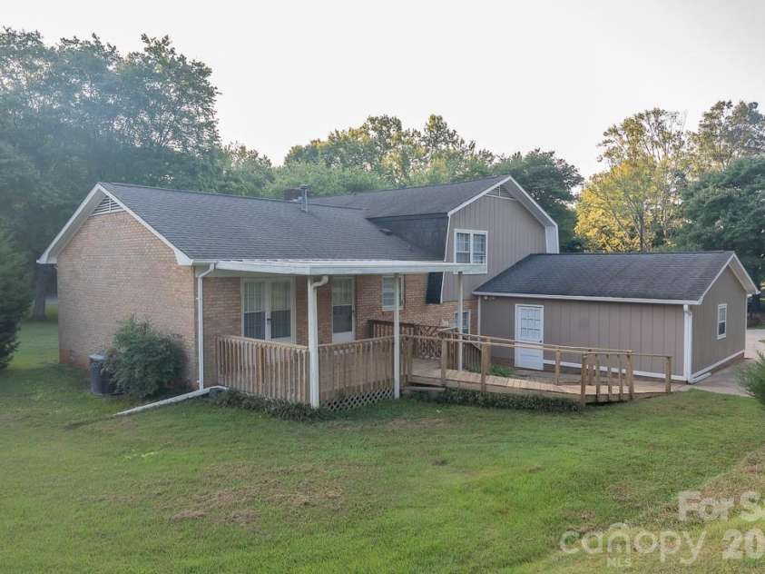 3401 Tracelake Drive, Matthews, NC 28105.  MLS# CAR4417359, YatesRealty ID 49352. Privacy!