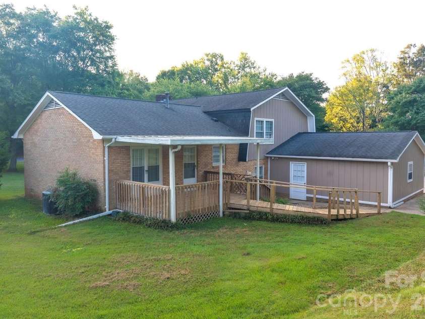 3401 Tracelake Drive, Matthews, NC 28105.  MLS# CAR4417359, YatesRealty ID 49352. Privacy!