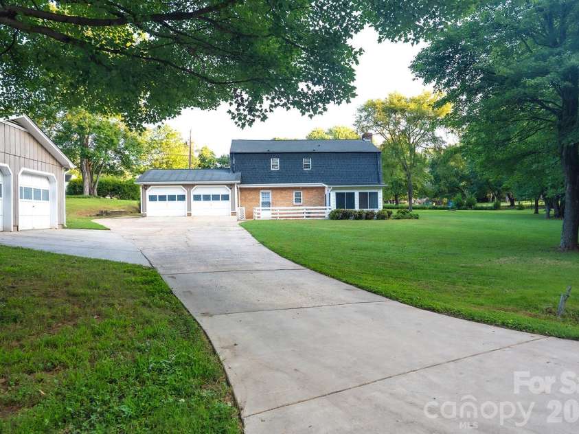 3401 Tracelake Drive, Matthews, NC 28105.  MLS# CAR4417359, YatesRealty ID 49352. Rare Find: Two Separate Garages