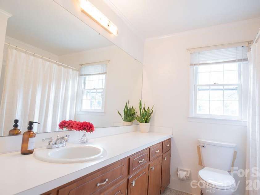 3401 Tracelake Drive, Matthews, NC 28105.  MLS# CAR4417359, YatesRealty ID 49352. Upstairs Full Bath