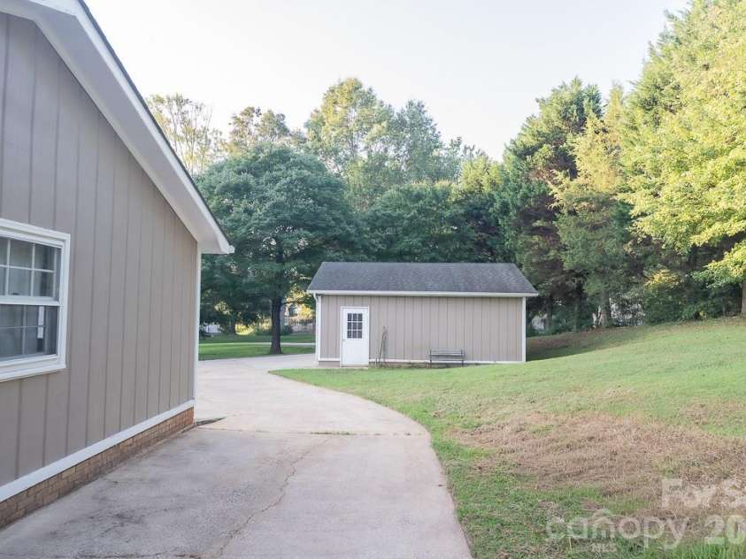 3401 Tracelake Drive, Matthews, NC 28105.  MLS# CAR4417359, YatesRealty ID 49352. Walkway from deck to the driveway
