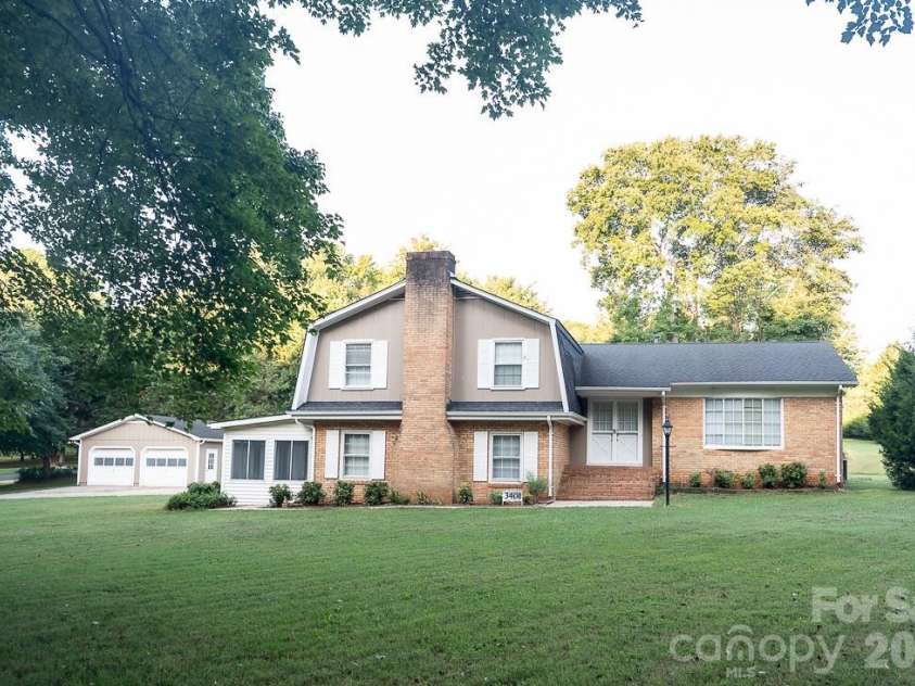 3401 Tracelake Drive, Matthews, NC 28105.  MLS# CAR4417359, YatesRealty ID 49352. Welcome Home!