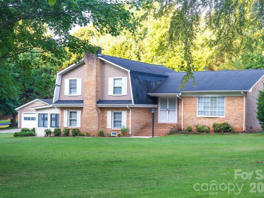 3401 Tracelake Drive, Matthews, NC 28105.  MLS# CAR4417359, YatesRealty ID 49352. Welcome Home!