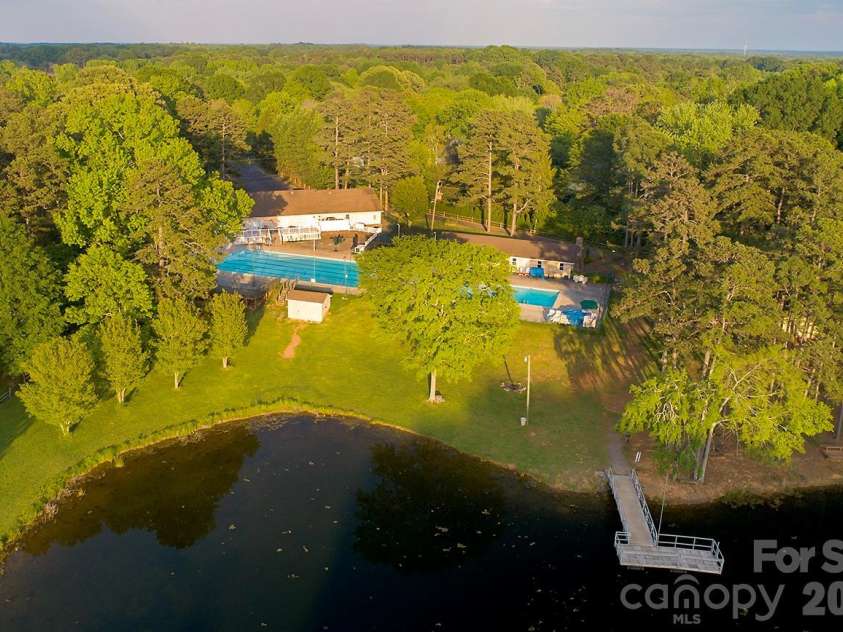 3401 Tracelake Drive, Matthews, NC 28105.  MLS# CAR4417359, YatesRealty ID 49352. Windrow Lake and Pool