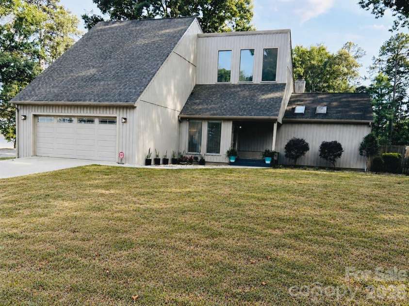 496 17th Avenue Drive, Hickory, NC 28601.  MLS# CAR4422368, YatesRealty ID 49353. 