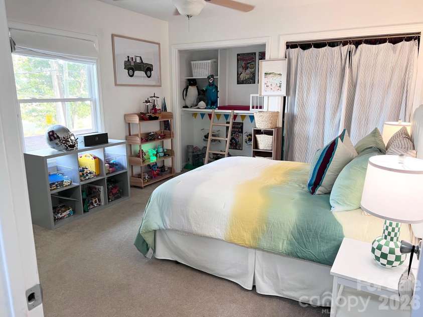 496 17th Avenue Drive, Hickory, NC 28601.  MLS# CAR4422368, YatesRealty ID 49353. 