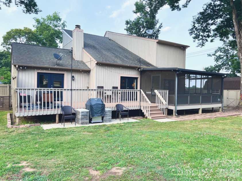 496 17th Avenue Drive, Hickory, NC 28601.  MLS# CAR4422368, YatesRealty ID 49353. 