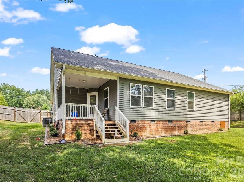 4049 Fincher Road, Matthews, NC 28104.  MLS# CAR4421902, YatesRealty ID 49357. 