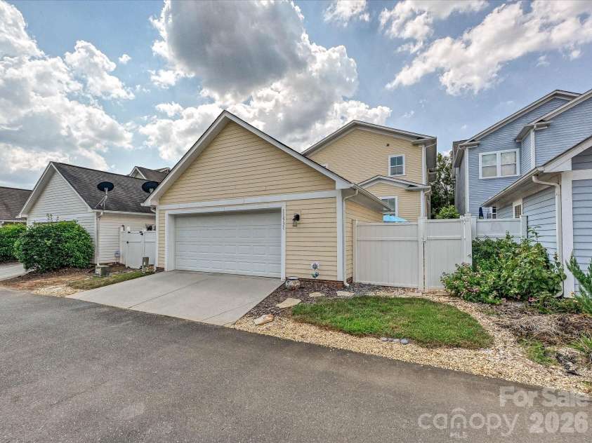 11531 Ardrey Crest Drive, Charlotte, NC 28277.  MLS# CAR4422065, YatesRealty ID 49359. 