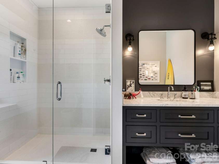 2422 Ferncliff Road, Charlotte, NC 28211.  MLS# CAR4421551, YatesRealty ID 49361. Full Bath 2