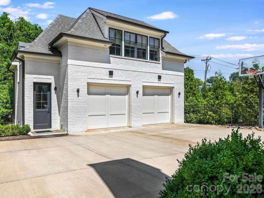 2422 Ferncliff Road, Charlotte, NC 28211.  MLS# CAR4421551, YatesRealty ID 49361. Garage