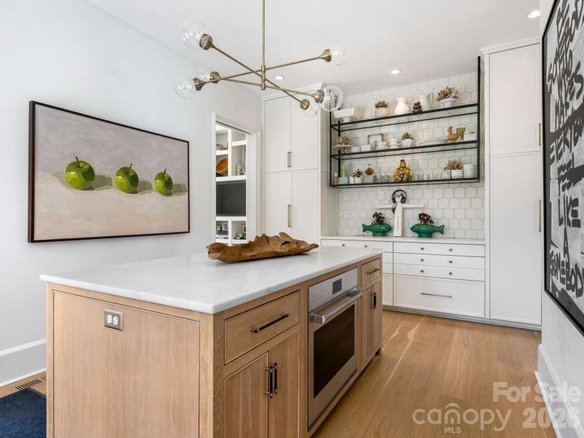 2422 Ferncliff Road, Charlotte, NC 28211.  MLS# CAR4421551, YatesRealty ID 49361. Scullery