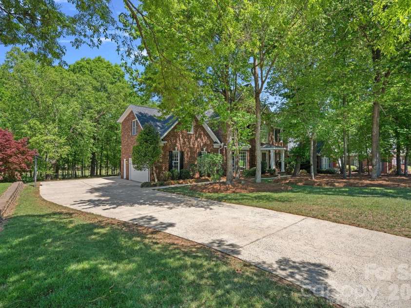 2401 Flagstick Drive, Matthews, NC 28104.  MLS# CAR4421342, YatesRealty ID 49362. 