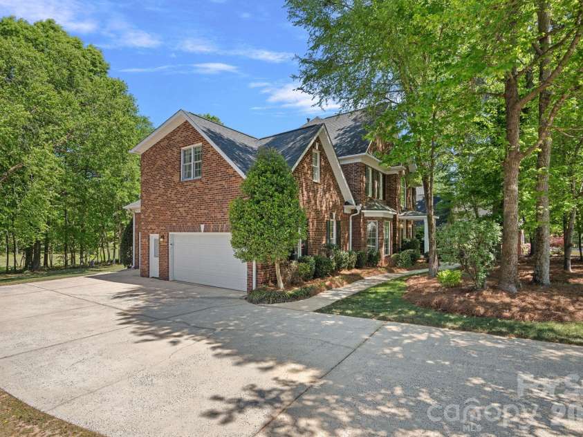 2401 Flagstick Drive, Matthews, NC 28104.  MLS# CAR4421342, YatesRealty ID 49362. 