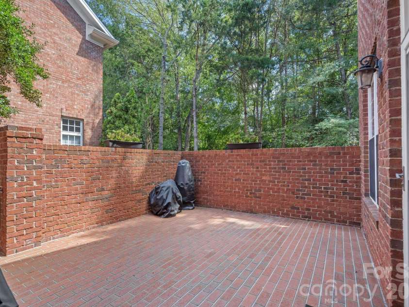 6415 Wakehurst Road, Charlotte, NC 28226.  MLS# CAR4420988, YatesRealty ID 49365. Courtyard patio