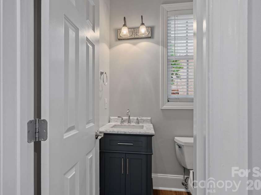 6415 Wakehurst Road, Charlotte, NC 28226.  MLS# CAR4420988, YatesRealty ID 49365. Powder Room