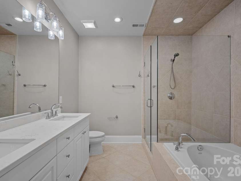 6415 Wakehurst Road, Charlotte, NC 28226.  MLS# CAR4420988, YatesRealty ID 49365. Primary Bathroom