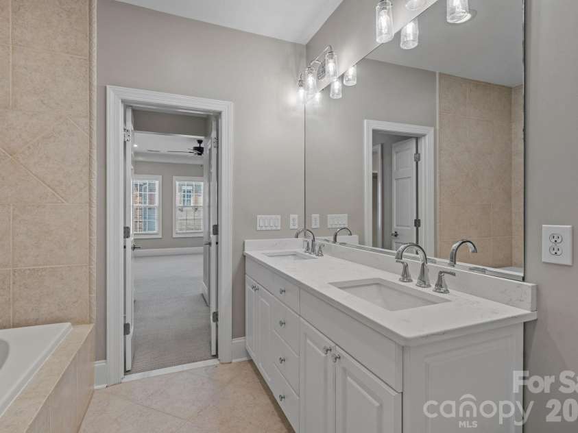 6415 Wakehurst Road, Charlotte, NC 28226.  MLS# CAR4420988, YatesRealty ID 49365. Primary Bathroom