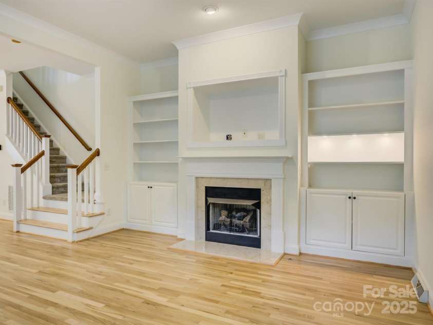 625 Myers Street, Charlotte, NC 28202.  MLS# CAR4290771, YatesRealty ID 49366. Built ins, fireplace, newly finished hardwood floors