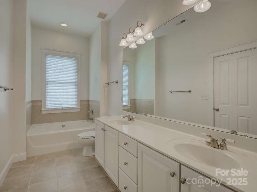 625 Myers Street, Charlotte, NC 28202.  MLS# CAR4290771, YatesRealty ID 49366. Primary bath, dual sinks and tub