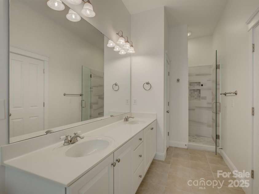 625 Myers Street, Charlotte, NC 28202.  MLS# CAR4290771, YatesRealty ID 49366. Primary bathroom w/ shower & tub