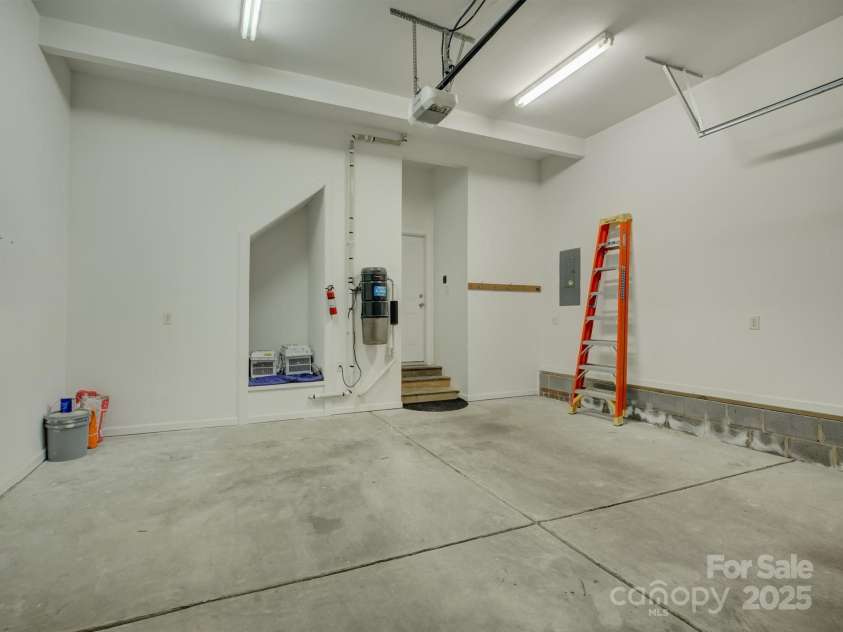 625 Myers Street, Charlotte, NC 28202.  MLS# CAR4290771, YatesRealty ID 49366. Private 2 car garage w/ 12 ft ceilings.  