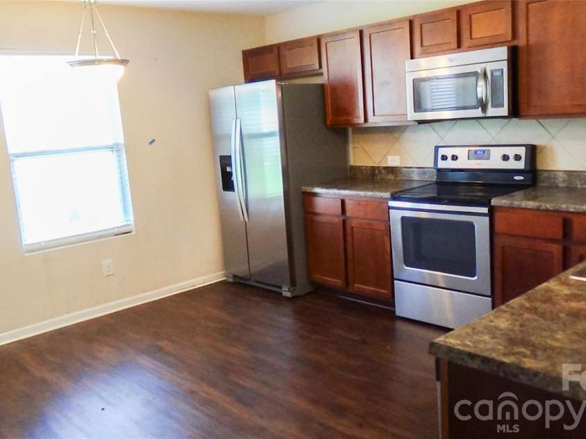 10738 Derryrush Drive, Charlotte, NC 28213.  MLS# CAR4421082, YatesRealty ID 49367. Spacious Kitchen