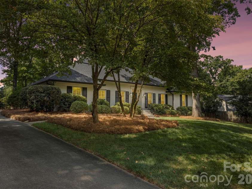 1009 Bearmore Drive, Charlotte, NC 28211.  MLS# CAR4421077, YatesRealty ID 49368. 
