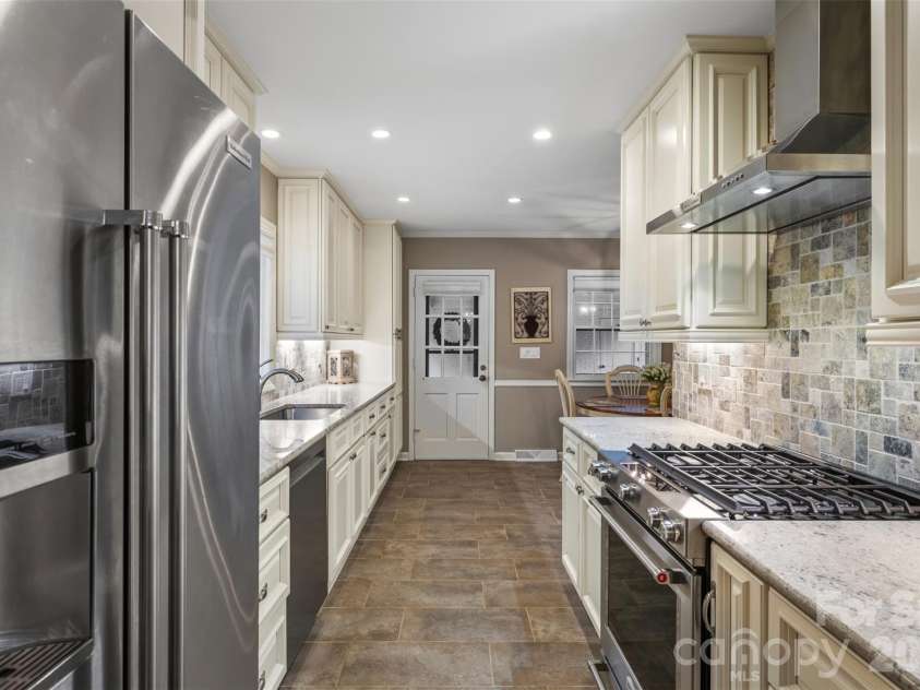 1009 Bearmore Drive, Charlotte, NC 28211.  MLS# CAR4421077, YatesRealty ID 49368. 