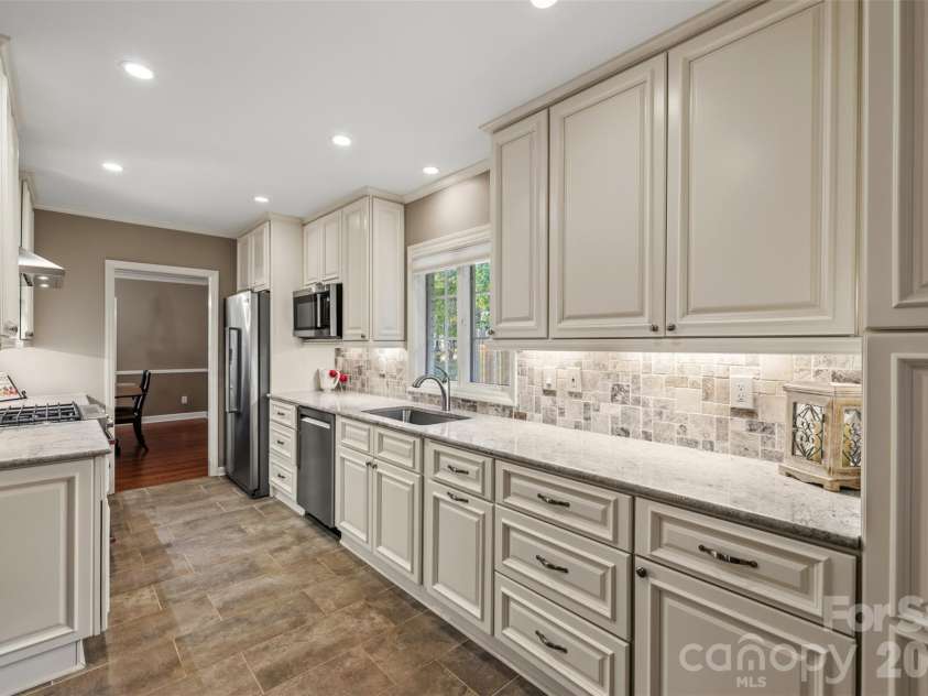 1009 Bearmore Drive, Charlotte, NC 28211.  MLS# CAR4421077, YatesRealty ID 49368. 