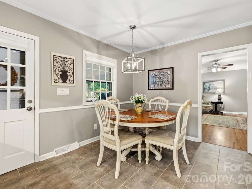 1009 Bearmore Drive, Charlotte, NC 28211.  MLS# CAR4421077, YatesRealty ID 49368. 