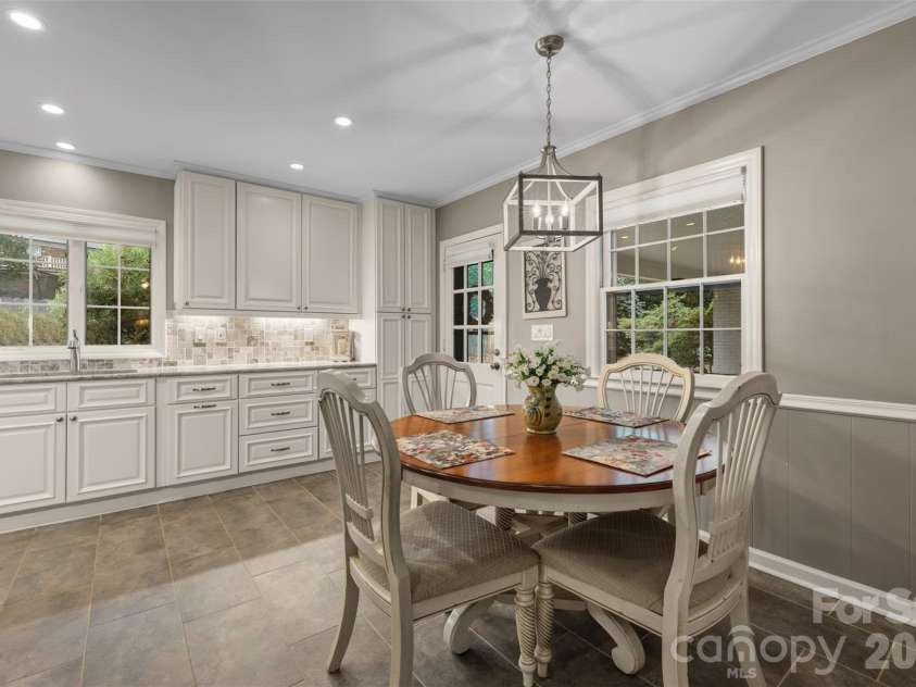 1009 Bearmore Drive, Charlotte, NC 28211.  MLS# CAR4421077, YatesRealty ID 49368. 