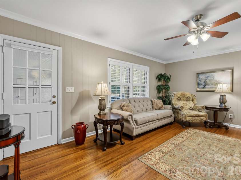 1009 Bearmore Drive, Charlotte, NC 28211.  MLS# CAR4421077, YatesRealty ID 49368. 
