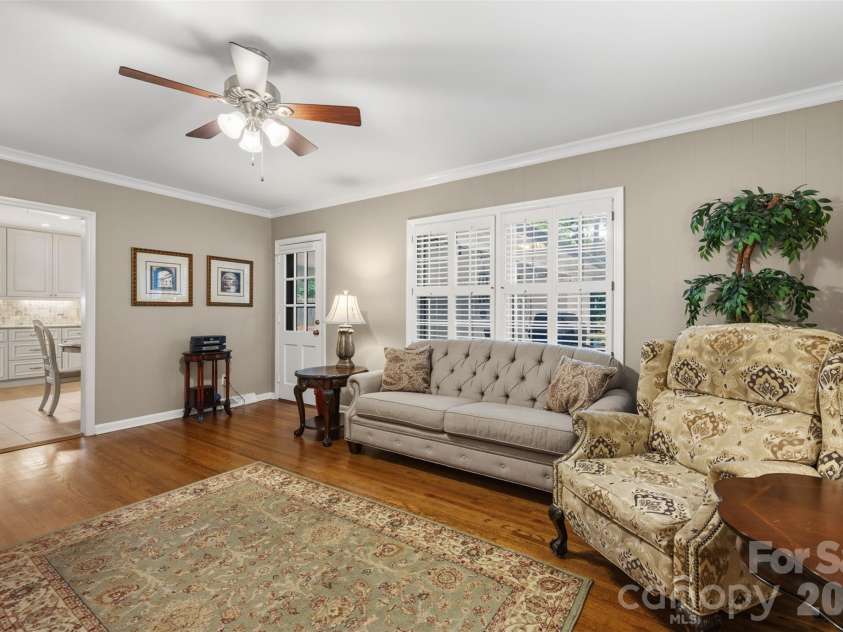 1009 Bearmore Drive, Charlotte, NC 28211.  MLS# CAR4421077, YatesRealty ID 49368. 