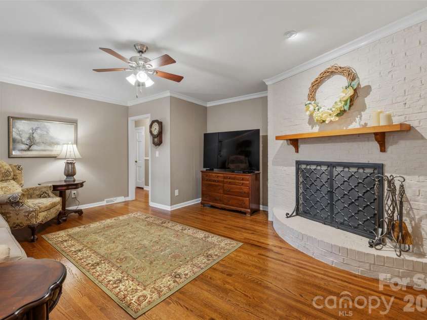 1009 Bearmore Drive, Charlotte, NC 28211.  MLS# CAR4421077, YatesRealty ID 49368. 