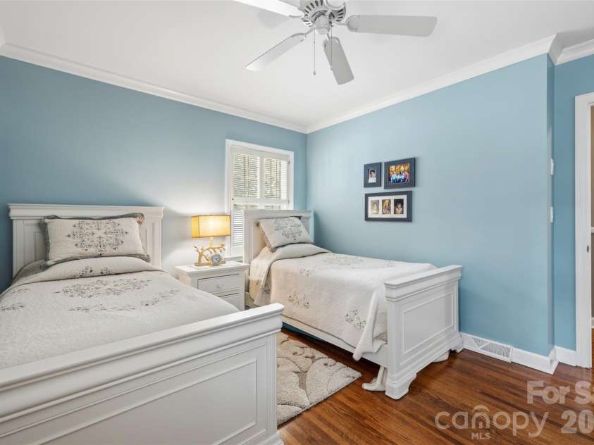 1009 Bearmore Drive, Charlotte, NC 28211.  MLS# CAR4421077, YatesRealty ID 49368. 