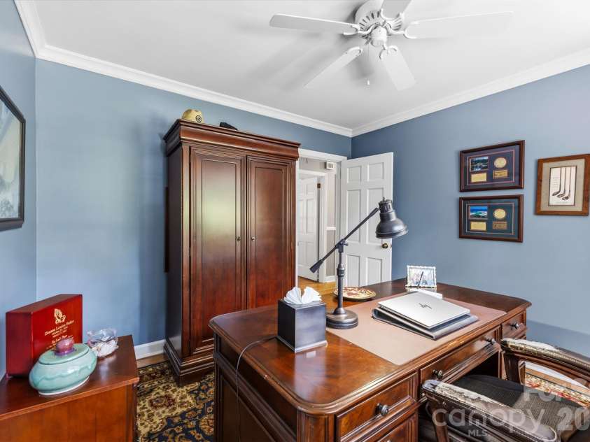 1009 Bearmore Drive, Charlotte, NC 28211.  MLS# CAR4421077, YatesRealty ID 49368. 