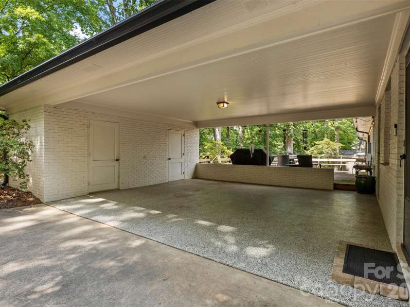 1009 Bearmore Drive, Charlotte, NC 28211.  MLS# CAR4421077, YatesRealty ID 49368. 